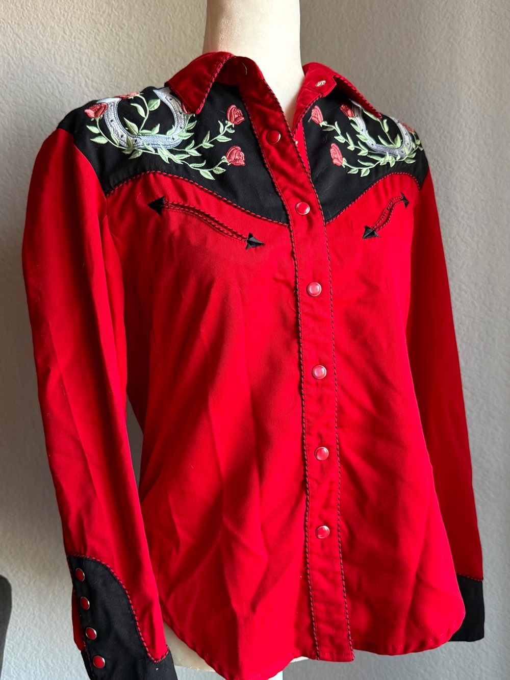 Scully Embroidered Western Shirt Red Black Horseshoe Rose Snap Front Women’s M